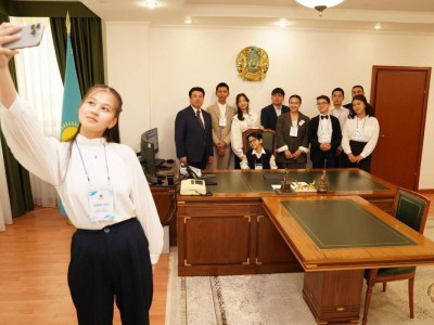 Школьники на один день побывали в роли министра в Казахстане.