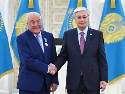 Токаев вручил госнаграды.