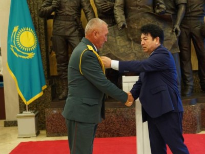 Учителя начальной военной и технологической подготовки получили награды в День защитника Отечества.