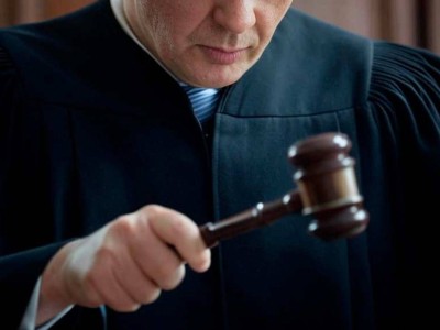 Суд обязал бизнесменов освободить здания у мавзолея Айша-биби.