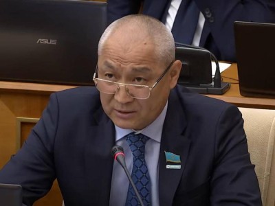 Кто он такой? Депутат потребовал вызвать главу КТЖ.