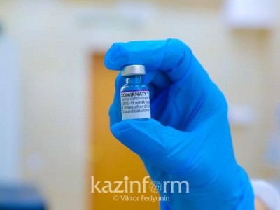 Сколько женщин и подростков привились вакциной Pfizer в Казахстане.