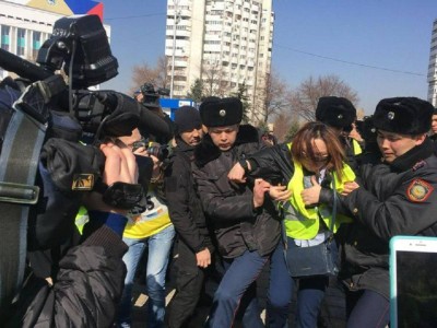 В избиении журналиста обвиняют полицейских Шымкента.