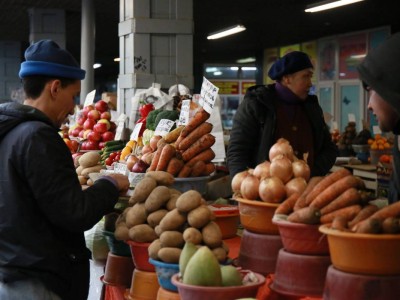 Более половины расходов казахстанцев составляют траты на еду.