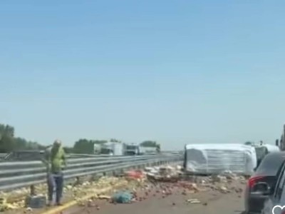 На БАКАД перевернулся грузовик с овощами — образовалась пробка