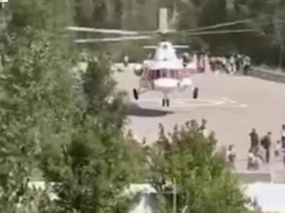 «Опасный взлет»: вертолет Казавиаспас едва не задел людей на Медеу — видео