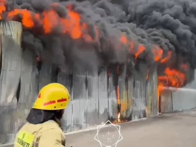 В Алматы склад разгорелся