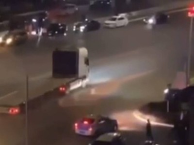 Грузовик пытался уйти от погони в Актау — водителя остановили “ежом”