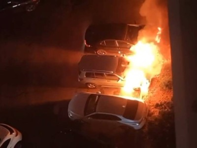 "Подожгли". Автомобили загорелись прямо во дворе ЖК в загорелись