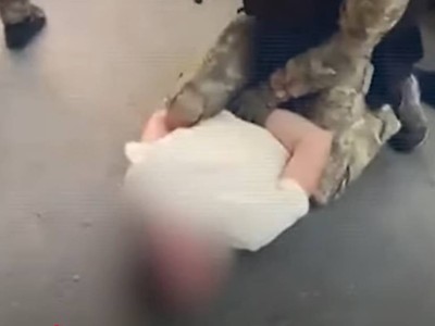 Задержание угонщиков Toyota Land Cruiser 300: одного уложили лицом на асфальт, другой не успел надеть футболку