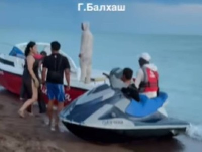 В борьбу за жизнь превратилось катание на "диване" на Балхаше