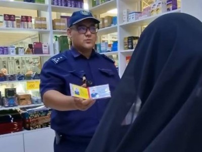 В Казахстане запрещено закрывать лица: полицейские обходят ТРЦ