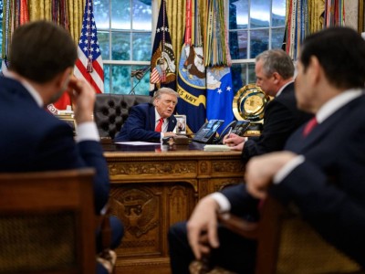 Момент звонка Трампа президенту Путину попал на камеру