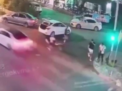 Молодежь устроила разборки прямо на машинах в Конаеве