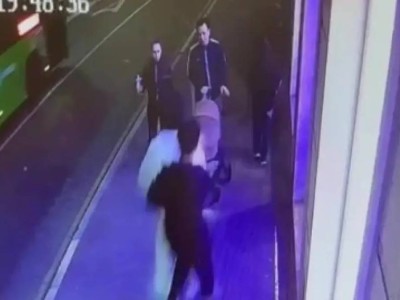 Подростки на самокате сбили коляску с младенцем в Алматы