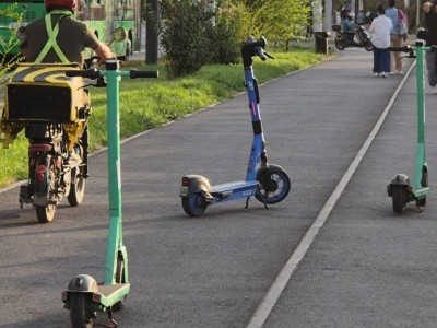 В Алматы избавятся от брошенных на тротуарах самокатов