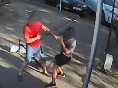 UFC на дорогах Алматы: самокатчик подрался с самокатчиком
