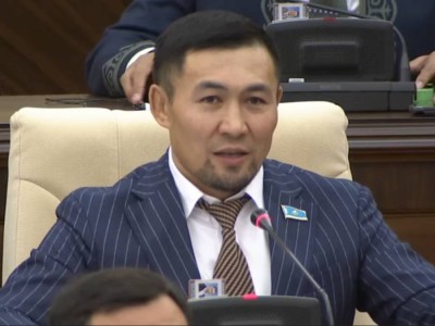 Депутат объяснил, зачем поздравил маму на заседании Мажилиса