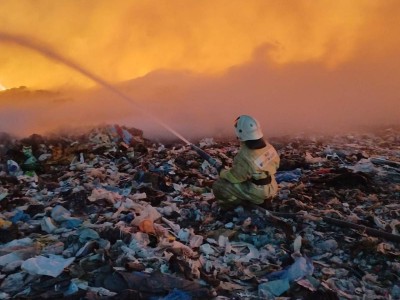 Второй день не могут потушить гигантский пожар близ Алматы