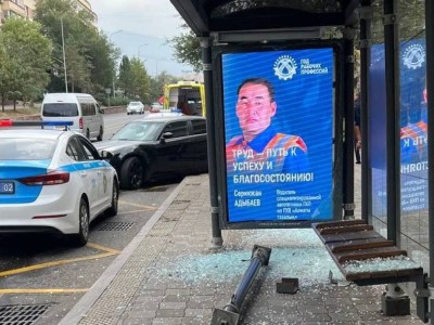 В центре Алматы машина врезалась в остановку, где сидела 20-летняя студентка