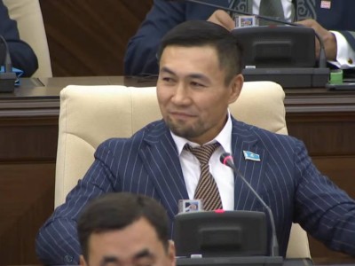 Мажилис разрешил депутатам поздравлять матерей с трибуны