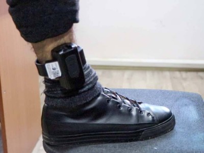 Житель ВКО с браслетом сбежал от жены с четырьмя детьми
