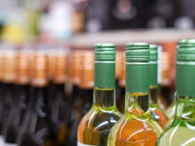 Продажу алкоголя предлагают запретить в магазинах и супермаркетах