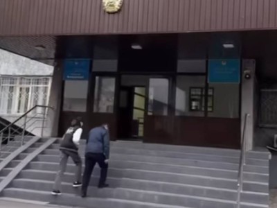 “Проявила неуважение к слабослышащему“: блогера из Алматы доставили в полицию