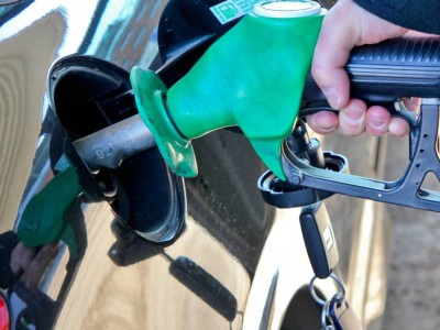 Повышать цены на бензин запретили в Казахстане