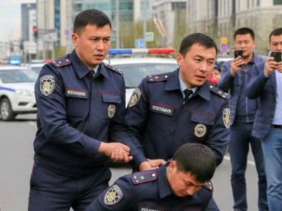 Полицейских задержаны при сбыте наркотиков в Туркестане