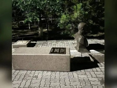 Памятник упал на девочку в Атырау: виновным суд признал скульптора