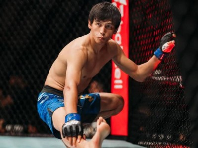 Неожиданным исходом завершился бой Азата Максума в UFC