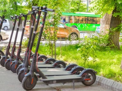 Еще в одном городе Казахстана начали жаловаться на самокатчиков