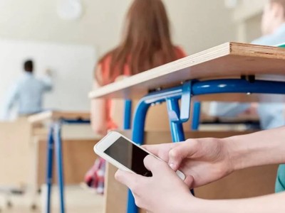 Казахстанских родителей будут штрафовать за смартфоны в школах