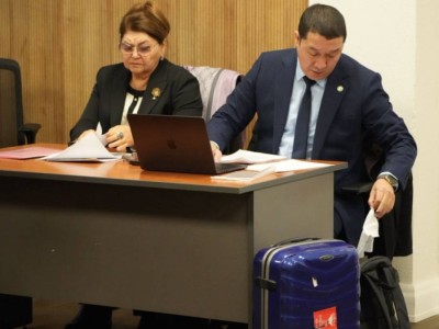 Мать Бишимбаева принесла в суд чемодан, в котором был миллион долларов