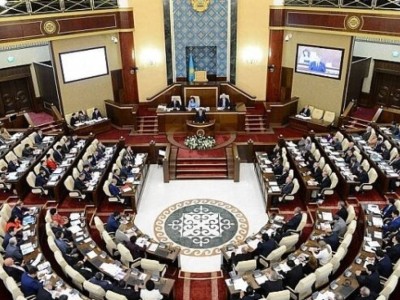 Большинство казахстанцев поддерживают переход к однопалатному Парламенту