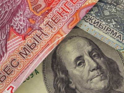 Почему доллар "подозрительно дешевеет" перед Новым годом