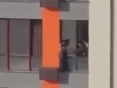 Очевидец рискнул жизнью и спас девушку на высоте в Шымкенте