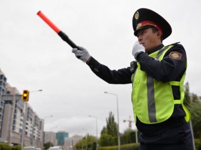 "Гаишники" с жезлами возвращаются на обочины в Казахстане