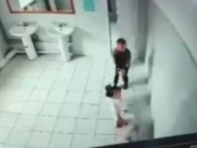 "Девочку затащили в туалет": аким Карашукеев прокомментировал ситуацию