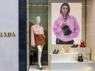 Prada купила Versace со скидкой: сделка встряхнула мир моды