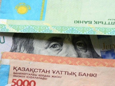 Курс доллара упал ниже 500 тенге