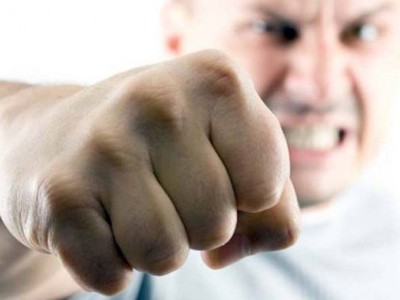 Чиновника в Туркестанской области рекомендовали уволить после драки