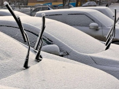 Почему нельзя поднимать «дворники» автомобиля на ночь зимой