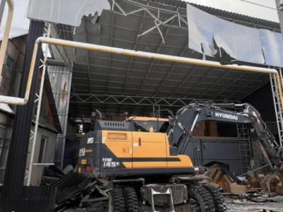 Ещё одно здание сносят в Алматы