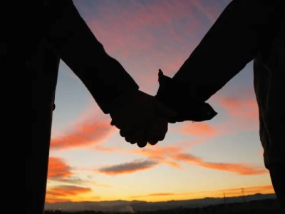 Мужчинам “разрешили“ держаться за руки в Казахстане