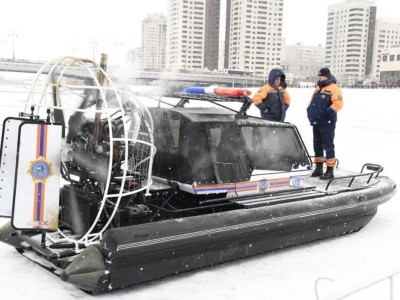 «Тонкий лед»: столичные спасатели напомнили горожанам правила безопасного поведения на льду