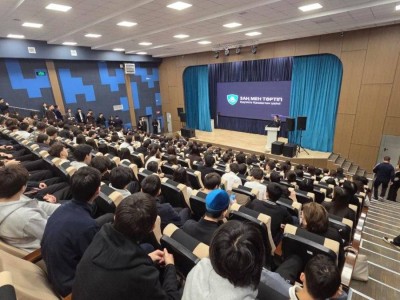 Дипфейки, дропперы, мошенники: столичным школьникам рассказали о цифровой безопасности