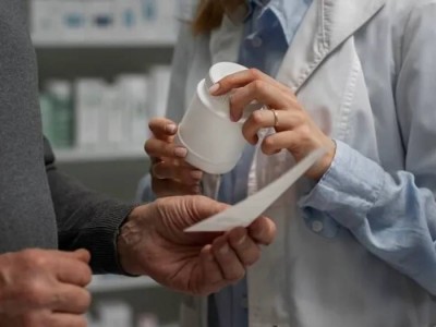 Минздрав не позволит казахстанцам тратить деньги из ОСМС на покупку лекарств