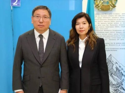 Жена Досаева задекларировала 2,3 млрд тенге — что известно о семье и доходах чиновников